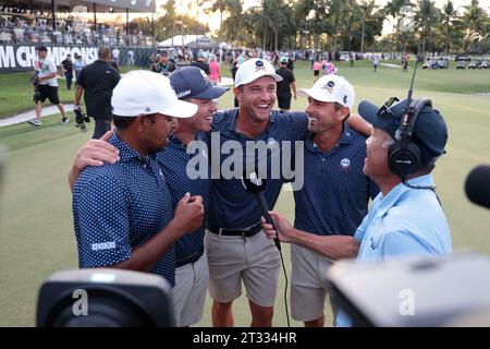 Miami, Vereinigte Staaten Von Amerika. Oktober 2023. DORAL, FLORIDA - 22. OKTOBER: Anirban Lahiri von Crushers GC, Paul Casey von Crushers GC, Captain Bryson DeChambeau von Crushers GC und Charles Howell III von Crushers GC feiern nach dem Sieg der Mannschaftsmeisterschaft am dritten Tag des LIV Golf Invitational - Miami im Trump National Doral Miami am 22. Oktober 2023 in Doral, Florida (Foto: Alberto E. Tamargo/SIPA USA) Credit: SIPA USA/Alamy Live News Stockfoto