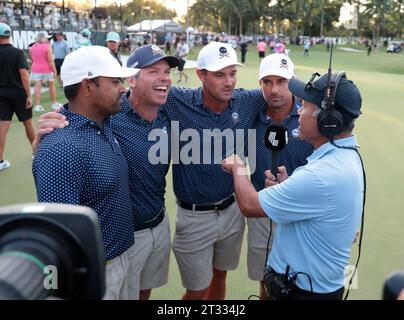 Miami, Vereinigte Staaten Von Amerika. Oktober 2023. DORAL, FLORIDA - 22. OKTOBER: Anirban Lahiri von Crushers GC, Paul Casey von Crushers GC, Captain Bryson DeChambeau von Crushers GC und Charles Howell III von Crushers GC feiern nach dem Sieg der Mannschaftsmeisterschaft am dritten Tag des LIV Golf Invitational - Miami im Trump National Doral Miami am 22. Oktober 2023 in Doral, Florida (Foto: Alberto E. Tamargo/SIPA USA) Credit: SIPA USA/Alamy Live News Stockfoto