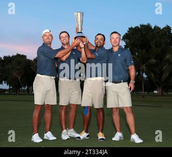 Miami, Vereinigte Staaten Von Amerika. Oktober 2023. DORAL, FLORIDA - 22. OKTOBER: Charles Howell III von Crushers GC, Captain Bryson DeChambeau von Crushers GC, Anirban Lahiri von Crushers GC und Paul Casey von Crushers GC feiern am 22. Oktober 2023 im Trump National Doral Miami in Doral, Florida, nach dem Sieg der Mannschaftsmeisterschaft am dritten Tag des LIV Golf Invitational. (Foto: Alberto E. Tamargo/SIPA USA) Credit: SIPA USA/Alamy Live News Stockfoto