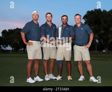 Miami, Vereinigte Staaten Von Amerika. Oktober 2023. DORAL, FLORIDA - 22. OKTOBER: Charles Howell III von Crushers GC, Captain Bryson DeChambeau von Crushers GC, Anirban Lahiri von Crushers GC und Paul Casey von Crushers GC feiern am 22. Oktober 2023 im Trump National Doral Miami in Doral, Florida, nach dem Sieg der Mannschaftsmeisterschaft am dritten Tag des LIV Golf Invitational. (Foto: Alberto E. Tamargo/SIPA USA) Credit: SIPA USA/Alamy Live News Stockfoto