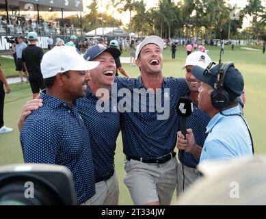 Miami, Vereinigte Staaten Von Amerika. Oktober 2023. DORAL, FLORIDA - 22. OKTOBER: Anirban Lahiri von Crushers GC, Paul Casey von Crushers GC, Captain Bryson DeChambeau von Crushers GC und Charles Howell III von Crushers GC feiern nach dem Sieg der Mannschaftsmeisterschaft am dritten Tag des LIV Golf Invitational - Miami im Trump National Doral Miami am 22. Oktober 2023 in Doral, Florida (Foto: Alberto E. Tamargo/SIPA USA) Credit: SIPA USA/Alamy Live News Stockfoto