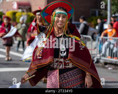 New York, New York, USA. Oktober 2023. (NEU) die Queens Bolivian Parade NYC 2023. 22. Oktober 2023, Queens, New York, USA: Die Queens Bolivian Parade NYC 2023 ist eine lebendige Community-Veranstaltung, die bolivianische Kultur zeigt und die Errungenschaften bolivianischer Amerikaner ehrt. Die Veranstaltung findet am 22. Oktober 2023 statt, während die Teilnehmer auf der 37th Avenue in Jackson Heights, Queens, marschieren, um ihr Erbe und ihre Traditionen zu feiern. Bei der diesjährigen Parade war auch der Bürgermeister von New York, Eric Adams, anwesend, der eine Zeremonie zur Eröffnung der Feierlichkeiten am frühen Tag durchführte. Credi Stockfoto