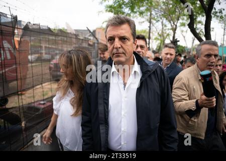 Buenos Aires, Argentinien. Oktober 2023. Sergio Massa trifft in einem Wahllokal in Buenos Aires ein, um seine Stimme abzugeben. Franco Fafasuli/dpa/Alamy Live News Stockfoto