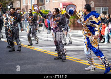 New York, New York, USA. Oktober 2023. (NEU) die Queens Bolivian Parade NYC 2023. 22. Oktober 2023, Queens, New York, USA: Die Queens Bolivian Parade NYC 2023 ist eine lebendige Community-Veranstaltung, die bolivianische Kultur zeigt und die Errungenschaften bolivianischer Amerikaner ehrt. Die Veranstaltung findet am 22. Oktober 2023 statt, während die Teilnehmer auf der 37th Avenue in Jackson Heights, Queens, marschieren, um ihr Erbe und ihre Traditionen zu feiern. Bei der diesjährigen Parade war auch der Bürgermeister von New York, Eric Adams, anwesend, der eine Zeremonie zur Eröffnung der Feierlichkeiten am frühen Tag durchführte. Credi Stockfoto