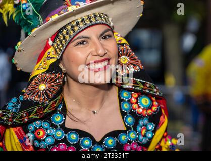 New York, New York, USA. Oktober 2023. (NEU) die Queens Bolivian Parade NYC 2023. 22. Oktober 2023, Queens, New York, USA: Die Queens Bolivian Parade NYC 2023 ist eine lebendige Community-Veranstaltung, die bolivianische Kultur zeigt und die Errungenschaften bolivianischer Amerikaner ehrt. Die Veranstaltung findet am 22. Oktober 2023 statt, während die Teilnehmer auf der 37th Avenue in Jackson Heights, Queens, marschieren, um ihr Erbe und ihre Traditionen zu feiern. Bei der diesjährigen Parade war auch der Bürgermeister von New York, Eric Adams, anwesend, der eine Zeremonie zur Eröffnung der Feierlichkeiten am frühen Tag durchführte. Credi Stockfoto
