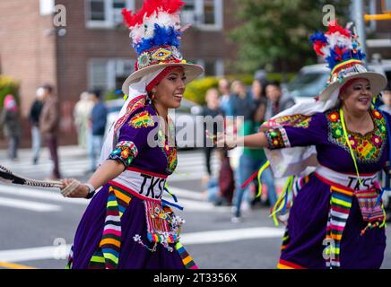 New York, New York, USA. Oktober 2023. (NEU) die Queens Bolivian Parade NYC 2023. 22. Oktober 2023, Queens, New York, USA: Die Queens Bolivian Parade NYC 2023 ist eine lebendige Community-Veranstaltung, die bolivianische Kultur zeigt und die Errungenschaften bolivianischer Amerikaner ehrt. Die Veranstaltung findet am 22. Oktober 2023 statt, während die Teilnehmer auf der 37th Avenue in Jackson Heights, Queens, marschieren, um ihr Erbe und ihre Traditionen zu feiern. Bei der diesjährigen Parade war auch der Bürgermeister von New York, Eric Adams, anwesend, der eine Zeremonie zur Eröffnung der Feierlichkeiten am frühen Tag durchführte. Credi Stockfoto