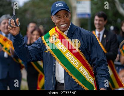 New York, New York, USA. Oktober 2023. (NEU) die Queens Bolivian Parade NYC 2023. 22. Oktober 2023, Queens, New York, USA: Die Queens Bolivian Parade NYC 2023 ist eine lebendige Community-Veranstaltung, die bolivianische Kultur zeigt und die Errungenschaften bolivianischer Amerikaner ehrt. Die Veranstaltung findet am 22. Oktober 2023 statt, während die Teilnehmer auf der 37th Avenue in Jackson Heights, Queens, marschieren, um ihr Erbe und ihre Traditionen zu feiern. Bei der diesjährigen Parade war auch der Bürgermeister von New York, Eric Adams, anwesend, der eine Zeremonie zur Eröffnung der Feierlichkeiten am frühen Tag durchführte. Credi Stockfoto
