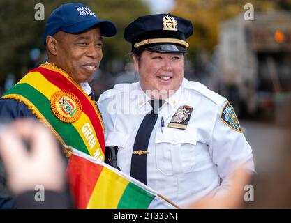 New York, New York, USA. Oktober 2023. (NEU) die Queens Bolivian Parade NYC 2023. 22. Oktober 2023, Queens, New York, USA: Die Queens Bolivian Parade NYC 2023 ist eine lebendige Community-Veranstaltung, die bolivianische Kultur zeigt und die Errungenschaften bolivianischer Amerikaner ehrt. Die Veranstaltung findet am 22. Oktober 2023 statt, während die Teilnehmer auf der 37th Avenue in Jackson Heights, Queens, marschieren, um ihr Erbe und ihre Traditionen zu feiern. Bei der diesjährigen Parade war auch der Bürgermeister von New York, Eric Adams, anwesend, der eine Zeremonie zur Eröffnung der Feierlichkeiten am frühen Tag durchführte. Credi Stockfoto