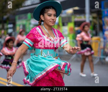 New York, New York, USA. Oktober 2023. (NEU) die Queens Bolivian Parade NYC 2023. 22. Oktober 2023, Queens, New York, USA: Die Queens Bolivian Parade NYC 2023 ist eine lebendige Community-Veranstaltung, die bolivianische Kultur zeigt und die Errungenschaften bolivianischer Amerikaner ehrt. Die Veranstaltung findet am 22. Oktober 2023 statt, während die Teilnehmer auf der 37th Avenue in Jackson Heights, Queens, marschieren, um ihr Erbe und ihre Traditionen zu feiern. Bei der diesjährigen Parade war auch der Bürgermeister von New York, Eric Adams, anwesend, der eine Zeremonie zur Eröffnung der Feierlichkeiten am frühen Tag durchführte. Credi Stockfoto