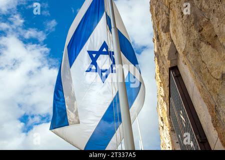 Israelische Fahne weht vor dem Jüdischen Gemeindezentrum am Jakobsplatz, München, Oktober 2023 Deutschland, München, Oktober 2023, israelische Fahne weht auf Halbmast vor der Jüdischen Synagoge am Jakobsplatz, Ohel-Jakob-Synagoge, Israel Flagge vor blauem Himmel, Bayern *** israelische Flagge vor dem Jüdischen Gemeindezentrum am Jakobsplatz, München, Oktober 2023 Deutschland, München, Oktober 2023, israelische Flagge, die am Halbmast vor der Jüdischen Synagoge am Jakobsplatz fliegt, Ohel-Jakob-Synagoge, Israel-Flagge gegen blauen Himmel, Bayern. Quelle: Imago/Alamy Live News Stockfoto