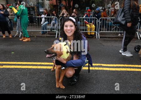 Dieser Deutsche Schäferhund ist als Hummel für die 33. Jährliche Tompkins Square Halloween Dog Parade am Tompkins Square Park am 21. Oktober 2023 gekleidet. (Foto: Gordon Donovan) Stockfoto