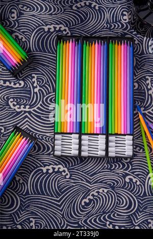 Bunte Kerzen auf dunklem japanischem Ukiyo-e-Hintergrund Stockfoto