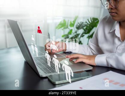 Geschäftsfrau, die Computer zur Verwaltung der Personalressourcen des Unternehmens als Geschäftskonzept und HR-Konzept für Führungskräfte und Teamleiter verwendet. Stockfoto