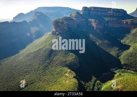 Aus der Vogelperspektive auf den Blyde River Canyon und die drei Rondavels in Graskop, Mpumalanga, Südafrika Stockfoto