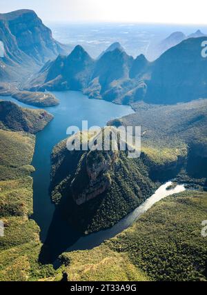 Aus der Vogelperspektive auf den Blyde River Canyon und die drei Rondavels in Graskop, Mpumalanga, Südafrika Stockfoto