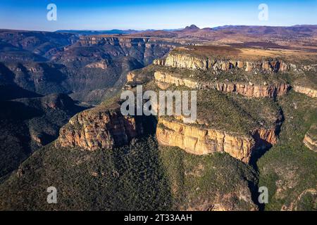 Aus der Vogelperspektive auf den Blyde River Canyon und die drei Rondavels in Graskop, Mpumalanga, Südafrika Stockfoto