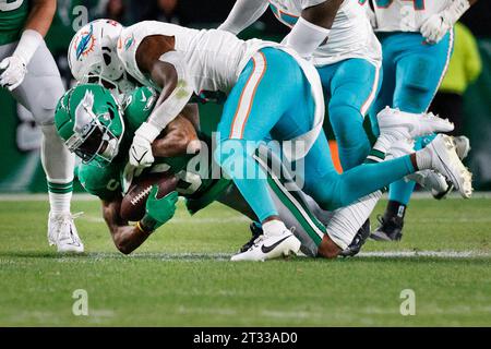 Philadelphia, Usa. Oktober 2023. Philadelphia Eagles Wide Receiver DeVonta Smith (6) wird von Miami Dolphins Safety Jevon Holland (8) während der ersten Hälfte der NFL-Aktion am 22. Oktober 2023 im Lincoln Financial Field in Philadelphia angegriffen. Quelle: UPI/Alamy Live News Stockfoto