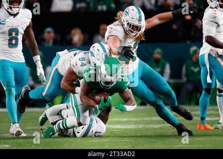 Philadelphia, Usa. Oktober 2023. Philadelphia Eagles Running Back Kenneth Gainwell (14) wird von Miami Dolphins Defensive Tackle Christian Wilkins (94) und Linebacker Andrew Van Ginkel (43) während der ersten Hälfte der NFL-Aktion am 22. Oktober 2023 im Lincoln Financial Field in Philadelphia niedergeschlagen. Quelle: UPI/Alamy Live News Stockfoto