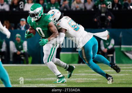 Philadelphia, Usa. Oktober 2023. Philadelphia Eagles Running Back D’Andre Swift (0) wird von Miami Dolphins Linebacker Jerome Baker (55) während der ersten Hälfte der NFL-Aktion im Lincoln Financial Field in Philadelphia am 22. Oktober 2023 angegriffen. Quelle: UPI/Alamy Live News Stockfoto