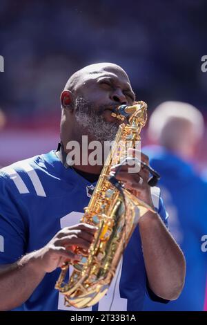 Indianapolis, Indiana, USA. Oktober 2023. Der Saxophonist Jim Phillips spielt die Nationalhymne vor dem Spiel zwischen den Cleveland Browns und den Indianapolis Colts im Lucas Oil Stadium in Indianapolis, Indiana. (Kreditbild: © Scott Stuart/ZUMA Press Wire) NUR REDAKTIONELLE VERWENDUNG! Nicht für kommerzielle ZWECKE! Stockfoto