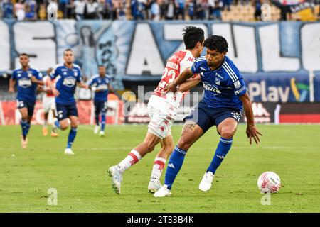 Fabian Sambueza (L) kämpft mit Millonarios Juan Carlos Pereira beim Spiel der Betplay Dimayor League zwischen Independiente Santa Fe (3) V Millonarios Football Club (4) im Nemesio Camacho el Campin Stadion in Bogota, Kolumbien, am 21. Oktober 2023. Foto: Cristian Bayona/Long Visual Press Credit: Long Visual Press/Alamy Live News Stockfoto