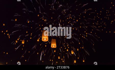 Feuerwerk und Himmelslaternen beim chinesischen Neujahrsfest. Stockfoto