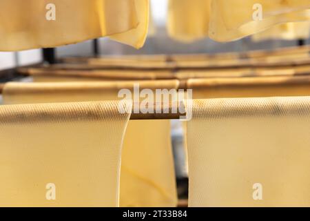 An der Schiene hängende Gummimatten für trockene, luftgetrocknete Bleche (ADS) in der Solar-Trockenkammer. Stockfoto