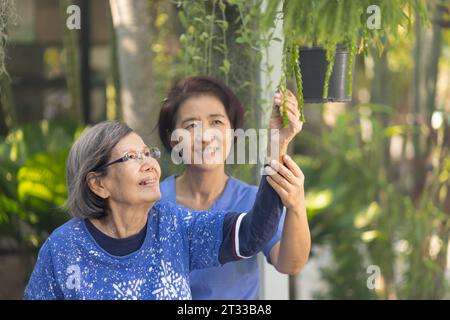 Gartentherapie in der Demenzbehandlung älterer Frauen. Stockfoto