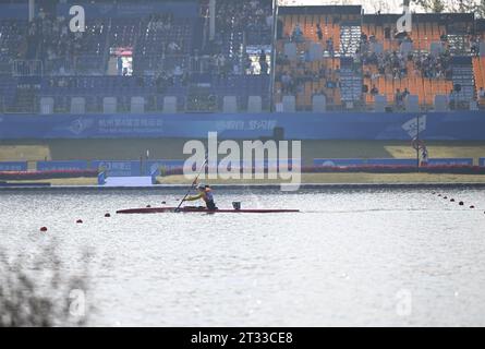 Hangzhou, chinesische Provinz Zhejiang. Oktober 2023. Xie Maosan aus China tritt am 23. Oktober 2023 beim KL1-Finale der Frauen bei den 4. Asiatischen Para-Spielen in Hangzhou, der ostchinesischen Provinz Zhejiang, an. Quelle: Li He/Xinhua/Alamy Live News Stockfoto