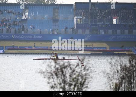 Hangzhou, chinesische Provinz Zhejiang. Oktober 2023. Xie Maosan aus China tritt am 23. Oktober 2023 beim KL1-Finale der Frauen bei den 4. Asiatischen Para-Spielen in Hangzhou, der ostchinesischen Provinz Zhejiang, an. Quelle: Li He/Xinhua/Alamy Live News Stockfoto