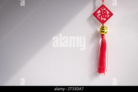 Chinesisches Neujahr hängt rote Dekoration auf weißem Hintergrund. Kopierbereich. Stockfoto