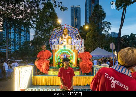 Kuala Lumpur, Malaysia, 4. Mai 2023: Mönche sitzen auf einem Paradewagen und werden sich der Prozession anschließen, um den Wesak-Tag im Maha Vihara Budd zu feiern Stockfoto