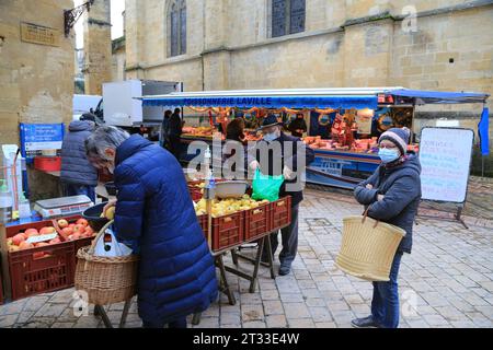 COVID-19, Virusübertragung, Gesundheit, Masken tragen, Prävention und soziales Leben. Tragen einer Maske auf dem Sarlat-Markt in Périgord Noir während der T Stockfoto