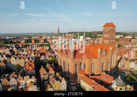 St. Marienkirche wunderschöne Panoramablick-Architektur der Altstadt in Danzig, Polen bei Sonnenaufgang. Draufsicht Drohne pov. Landschaftsbild der Stadt von oben. Kleine historische Oldtimer-Gebäude Europa Touristenattraktionen reisen in Danzig Stockfoto