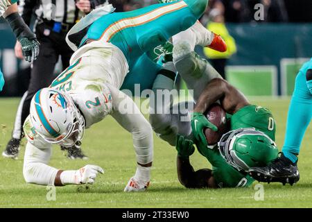 Philadelphia, Usa. Oktober 2023. Der Miami Dolphins Linebacker Bradley Chubb (2) besiegt die Philadelphia Eagles, die D’Andre Swift (0) während der NFL-Aktion am 22. Oktober 2023 im Lincoln Financial Field in Philadelphia laufen. Foto: Laurence Kesterson/UPI Credit: UPI/Alamy Live News Stockfoto