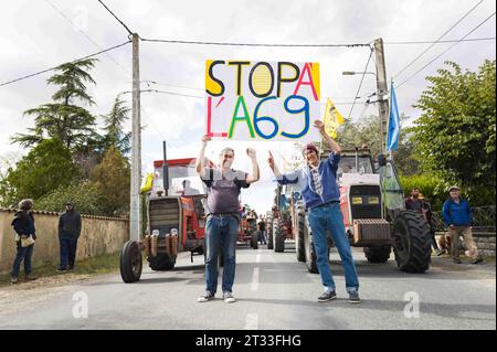 Julien Le Guet, Anführer des Kampfes gegen die Mega-Becken in Sainte-Soline, neben Jean-Baptiste Redde, bekannt als Voltuan, mit seinem Plakat Stop A l A69. Prozession öffnen. Demonstration gegen das Autobahnprojekt A69 zwischen Toulouse und Castres. Die Mobilisierung namens Ramdam sur le macadam hat laut den Organisatoren mehr als 9.500 Menschen zusammengeführt. Frankreich, Saix am 21. Oktober 2023. Foto: Patricia Huchot-Boissier/ABACAPRESS.COM Credit: Abaca Press/Alamy Live News Stockfoto