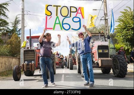 Julien Le Guet, Anführer des Kampfes gegen die Mega-Becken in Sainte-Soline, neben Jean-Baptiste Redde, bekannt als Voltuan, mit seinem Plakat Stop A l A69. Prozession öffnen. Demonstration gegen das Autobahnprojekt A69 zwischen Toulouse und Castres. Die Mobilisierung namens Ramdam sur le macadam hat laut den Organisatoren mehr als 9.500 Menschen zusammengeführt. Frankreich, Saix am 21. Oktober 2023. Foto: Patricia Huchot-Boissier/ABACAPRESS.COM Credit: Abaca Press/Alamy Live News Stockfoto