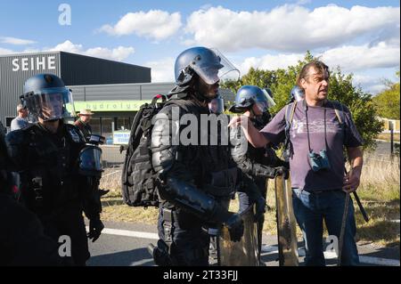 Julien Le Guet, der Anführer des Kampfes gegen die Mega-Becken in Sainte-Soline, überprüft und stellt fest, dass die RIO-Identifikationsnummern für Polizeibeamte, CRS, fehlen. Prozession öffnen. Demonstration gegen das Autobahnprojekt A69 zwischen Toulouse und Castres. Die Mobilisierung namens Ramdam sur le macadam hat laut den Organisatoren mehr als 9.500 Menschen zusammengeführt. Frankreich, Saix am 21. Oktober 2023. Foto: Patricia Huchot-Boissier/ABACAPRESS.COM Credit: Abaca Press/Alamy Live News Stockfoto