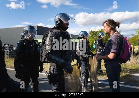 Julien Le Guet, der Anführer des Kampfes gegen die Mega-Becken in Sainte-Soline, überprüft und stellt fest, dass die RIO-Identifikationsnummern für Polizeibeamte, CRS, fehlen. Prozession öffnen. Demonstration gegen das Autobahnprojekt A69 zwischen Toulouse und Castres. Die Mobilisierung namens Ramdam sur le macadam hat laut den Organisatoren mehr als 9.500 Menschen zusammengeführt. Frankreich, Saix am 21. Oktober 2023. Foto: Patricia Huchot-Boissier/ABACAPRESS.COM Credit: Abaca Press/Alamy Live News Stockfoto