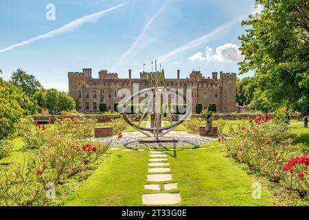 Sundial and Rose Garden in Herstmonceux Castle, Hailsham, East Sussex, England Stockfoto