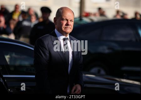 22. Oktober 2023, Sachsen-Anhalt, Dessau-Roßlau: Bundeskanzler Olaf Scholz (SPD) kommt zur Einweihung vor der neu errichteten Synagoge. Foto: Jan Woitas/dpa Stockfoto