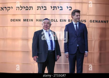 22. Oktober 2023, Sachsen-Anhalt, Dessau-Roßlau: Alexander Wassermann (l), Vorsitzender der Jüdischen Gemeinde in Dessau, und Robert Reck (unabhängig), Bürgermeister der Stadt Dessau-Roßlau, stehen vor der neu errichteten Synagoge. Foto: Jan Woitas/dpa Stockfoto