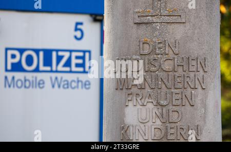 22. Oktober 2023, Sachsen-Anhalt, Dessau-Roßlau: Neben einer Steinsäule steht ein mobiles Polizeirevier an die Alte Synagoge und die Mitglieder der Dessauer jüdischen Gemeinde, die von 1933 bis 1945 Opfer des NS-Terrors wurden. Am selben Tag wurde die neu errichtete Synagoge feierlich nebenan eingeweiht. Foto: Jan Woitas/dpa Stockfoto