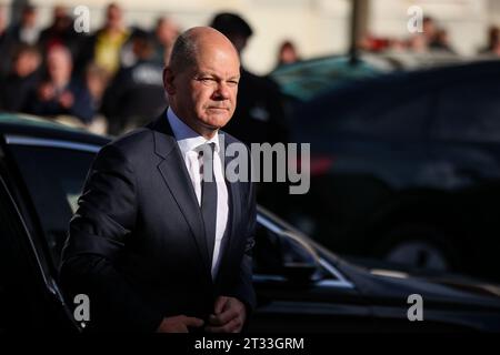 22. Oktober 2023, Sachsen-Anhalt, Dessau-Roßlau: Bundeskanzler Olaf Scholz (SPD) kommt zur Einweihung vor der neu errichteten Synagoge. Foto: Jan Woitas/dpa Stockfoto