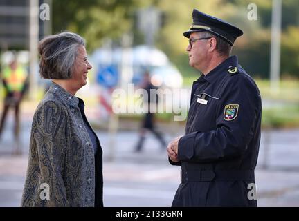 22. Oktober 2023, Sachsen-Anhalt, Dessau-Roßlau: Tamara Zieschang (CDU), Innenministerin von Sachsen-Anhalt, spricht mit Matthias Cichosz, stellvertretender Direktor der Polizeiwache Dessau-Roßlau, vor der Einweihung der neu errichteten Synagoge. Foto: Jan Woitas/dpa Stockfoto