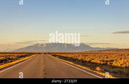 Malerische Straßenlandschaft mit dem Mt Blanca als Teil des dramatischen Sierra Blanca Massivs im Süden von Colorado. Stockfoto