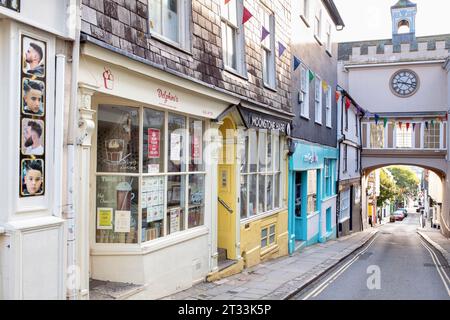 Geschäfte entlang der High Street. Totnes, Devon, England Stockfoto