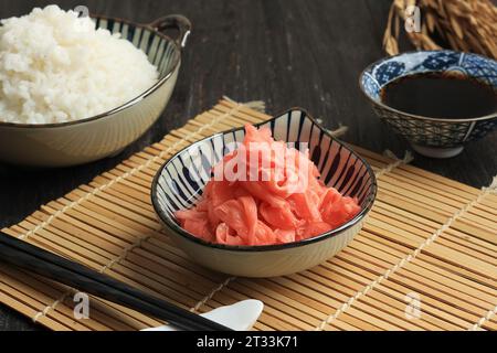 Sushi Gari Ginger Sushi auf blauer japanischer Schüssel eingelegt Stockfoto