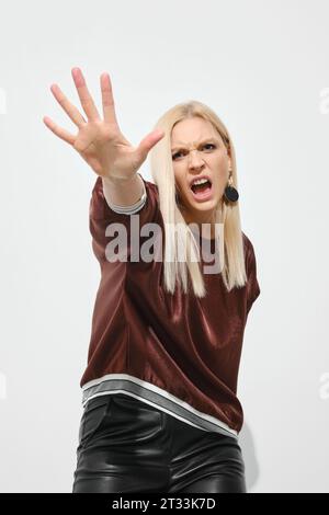 Die Frau streckt ihre Hand nach vorne, stoppt Geste, Protest Stockfoto