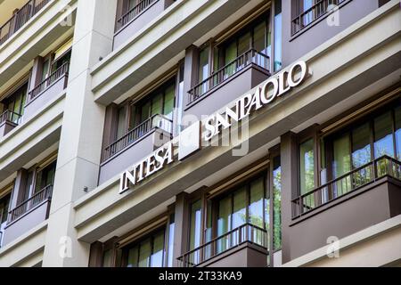 Mailand, ITALIEN - 10 21 2023 : Intesa San Paolo Bank Logo Marke und Textzeichen im Zentrum von Mailand Italien Stockfoto